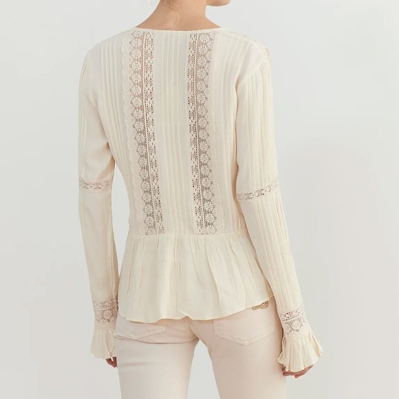 T.Ba Lizzy Blouse romantic Crème long sleeve button front lace size 40 / medium - Picture 2 of 10